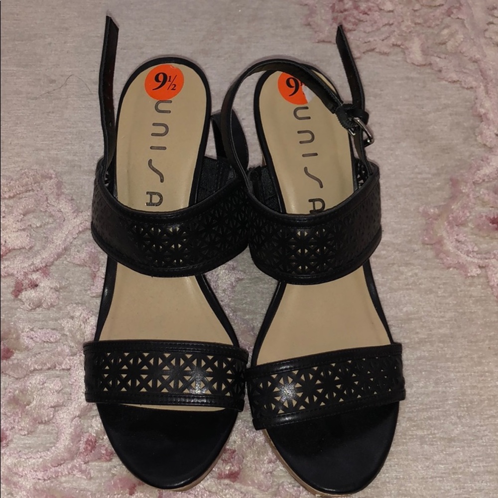 Black cutout wedges